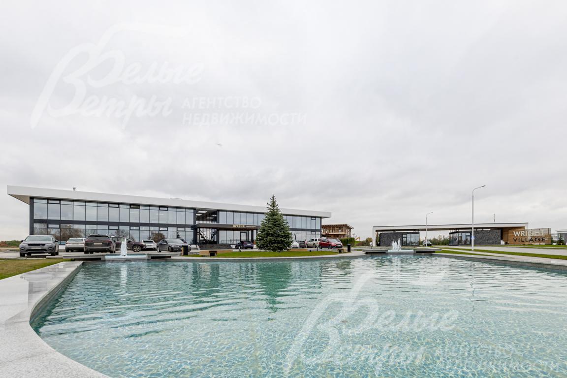 Территория коттеджного посёлка. Посёлок премиум-класса с собственной инфраструктурой: есть ресторан, супермаркет, аптека, салон красоты, фитнес- и бизнес-центр