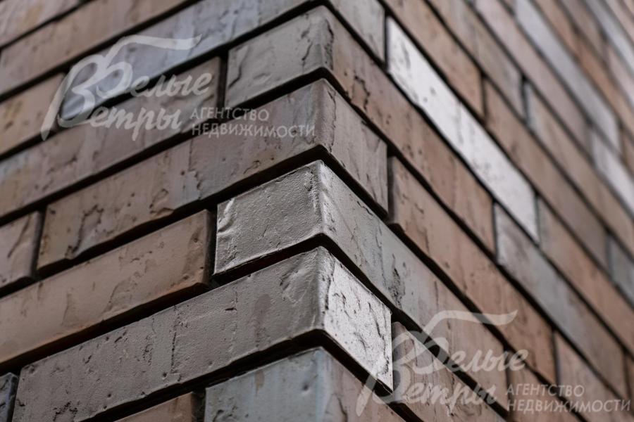 Впечатляющий и благородный внешний облик выполнен в архитектурном решении с использованием дорогостоящего облицовочного кирпича