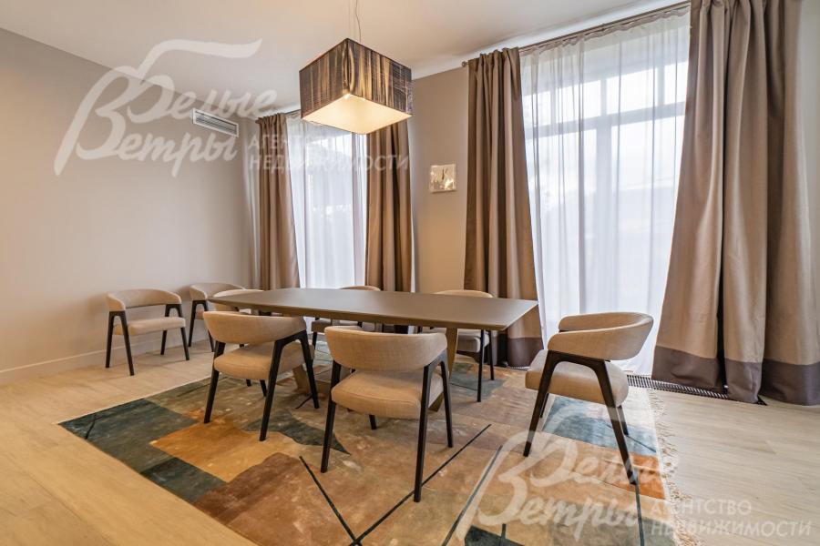 Обеденный гарнитур на 6-8 персон.