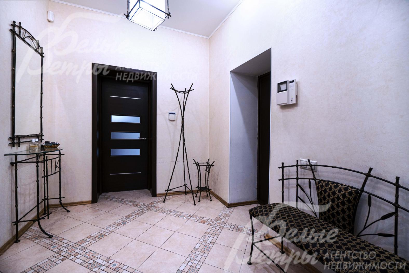 Прихожая меблирована кованой мебелью, придающей пространству воздушность