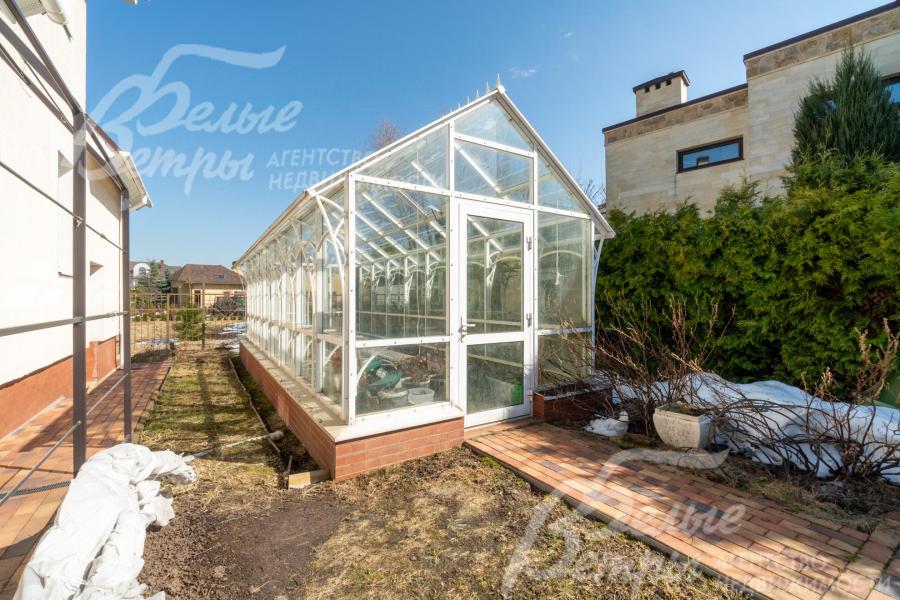 На территории обустроена теплица размером 3×9 м на бетонном основании с капельным поливом