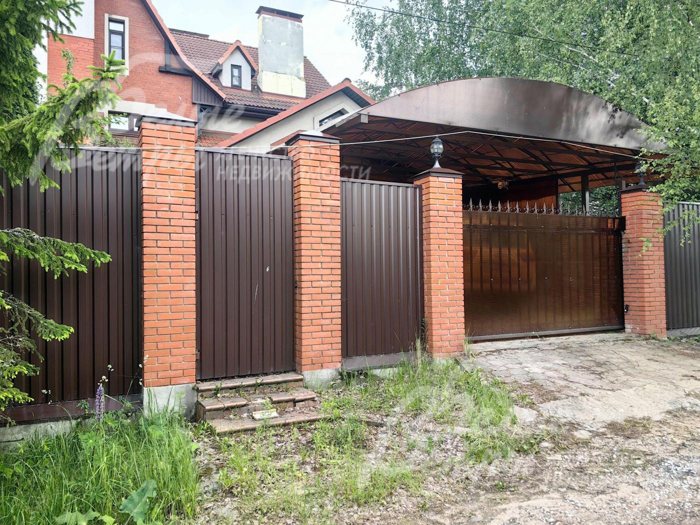 Участок огорожен забором из профлиста на кирпичных столбах, с автоматическими откатными воротами. 