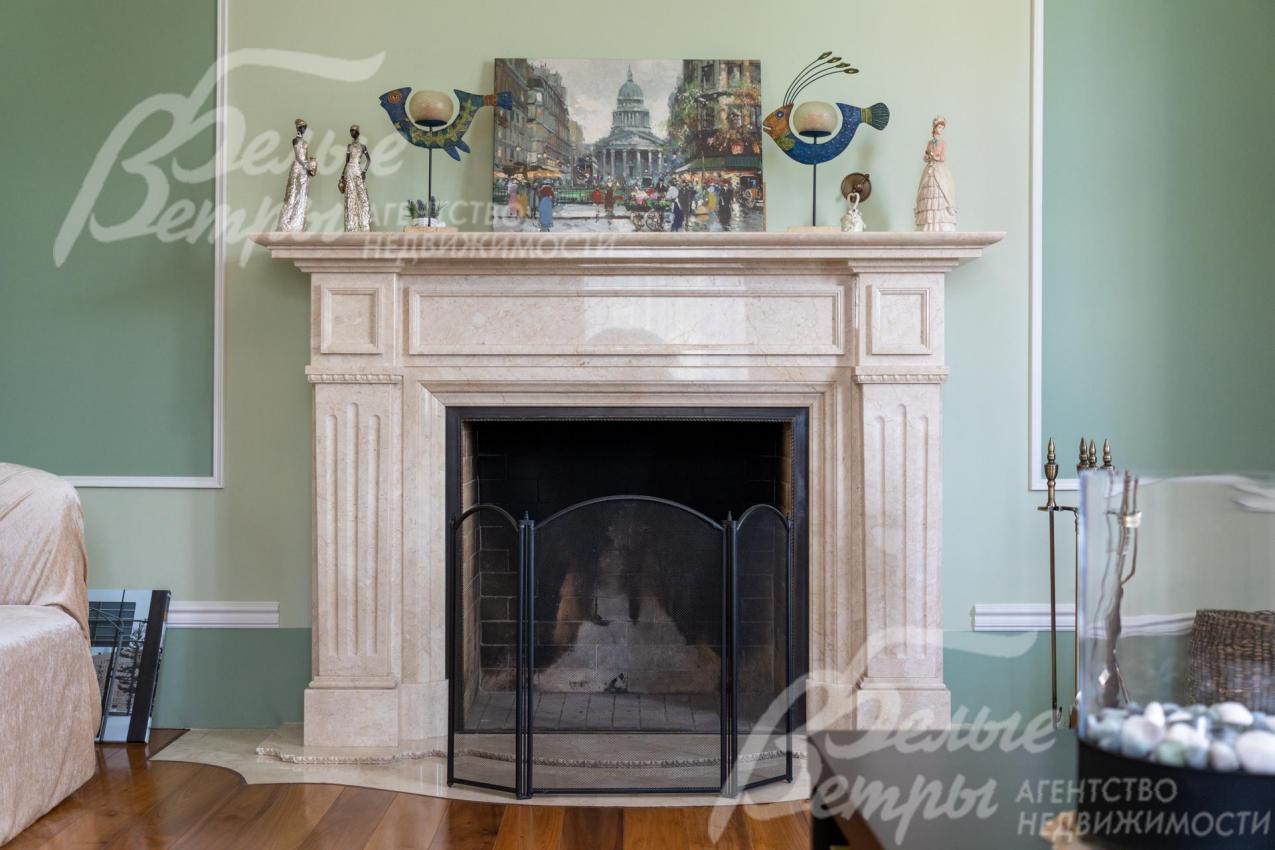 Дровяной камин открытого типа отделан мрамором Crema Nova