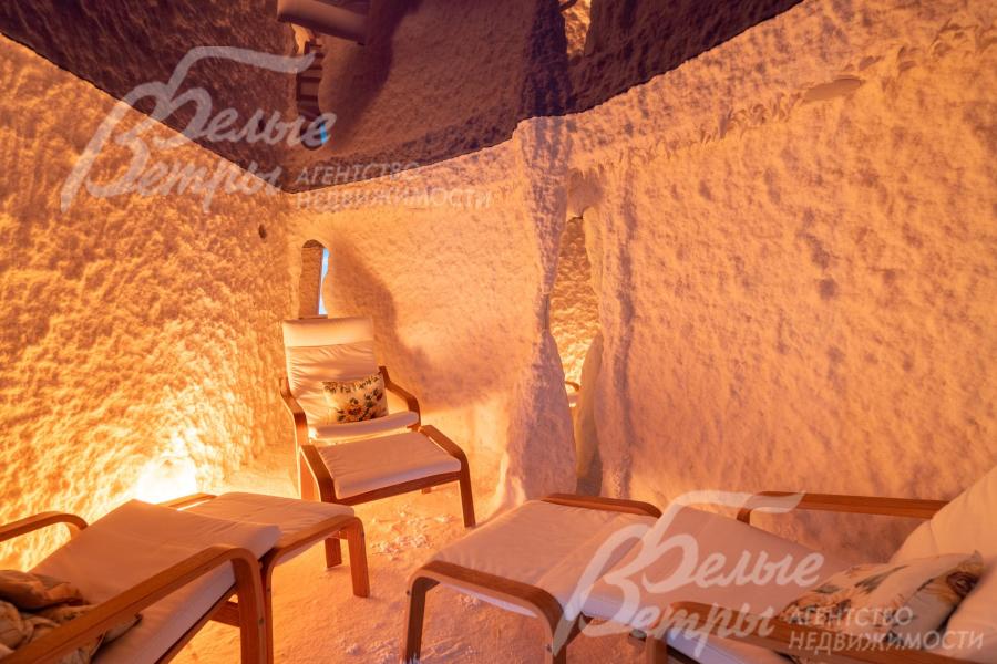 На цокольном этаже находится соляная комната с тремя шезлонгами и галогенератором. Спуск в соляную комнату - по лестнице из спа-зоны