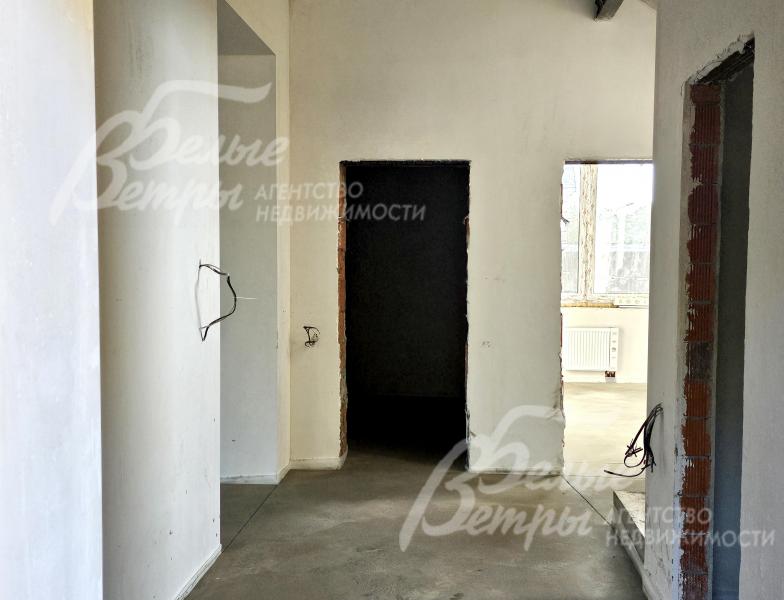 В комфортной планировке: 4 спальни, в том числе мастер-спальня и спальня на первом этаже