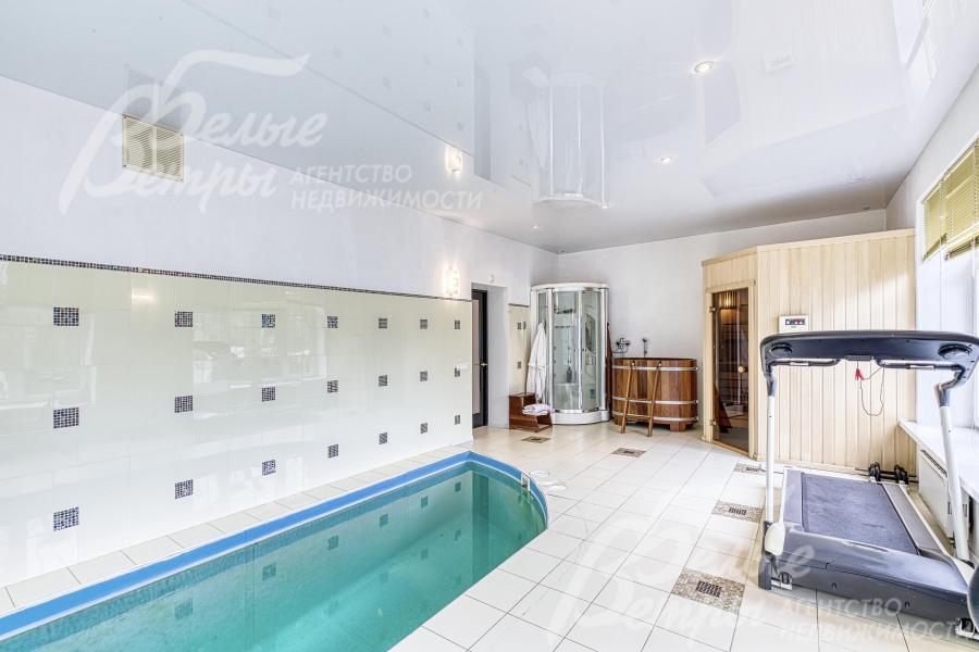 В зоне бассейна есть душевая, парная и фито-бочка