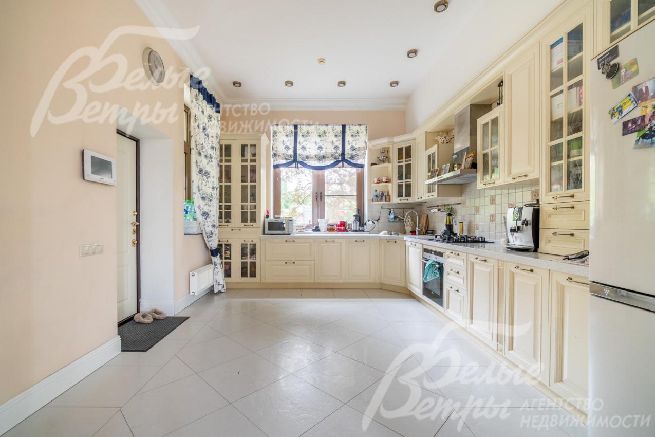 Гарнитур на кухне выполнен по эскизам дизайнера на итальянской фабрике