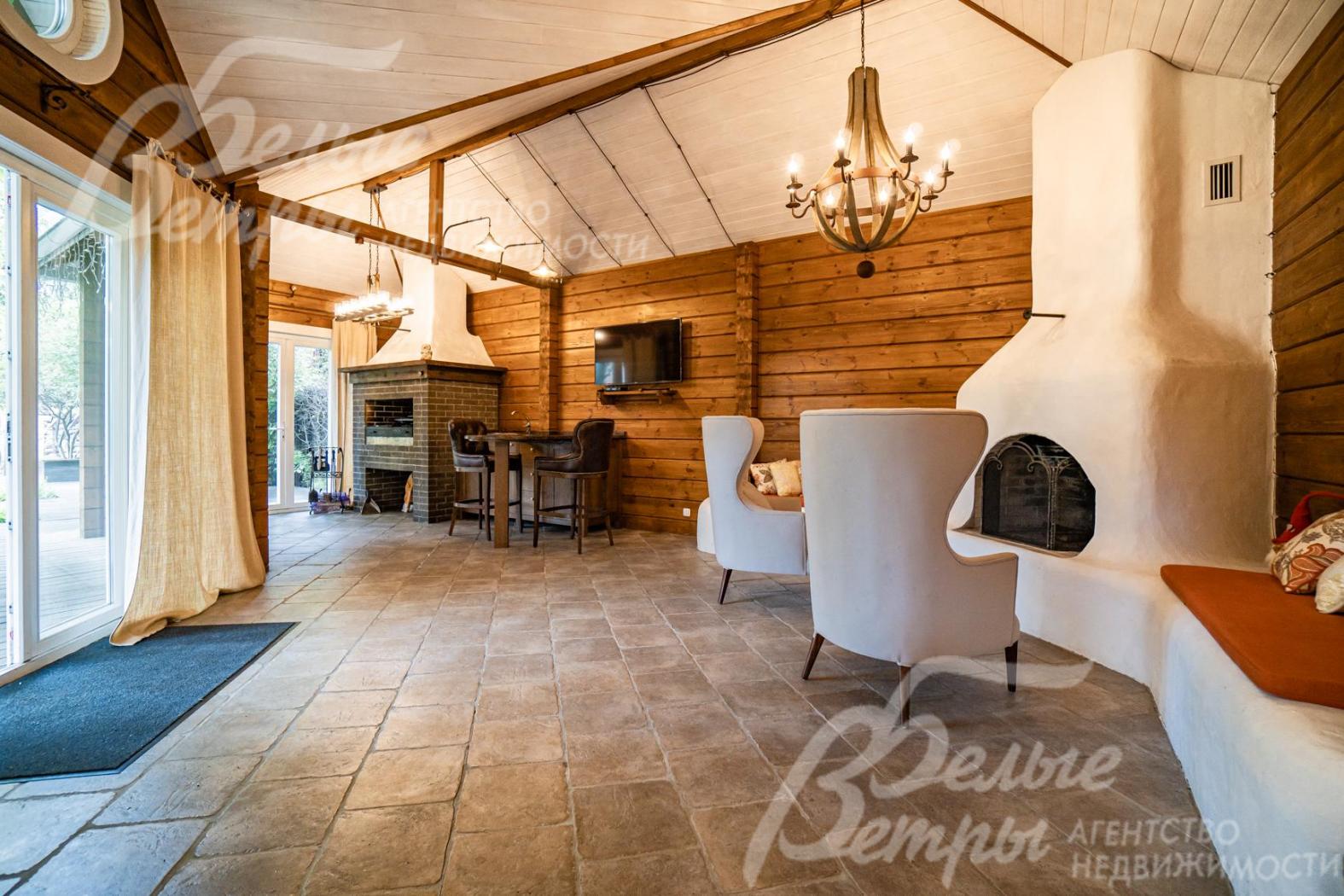 Камин в доме для барбекю