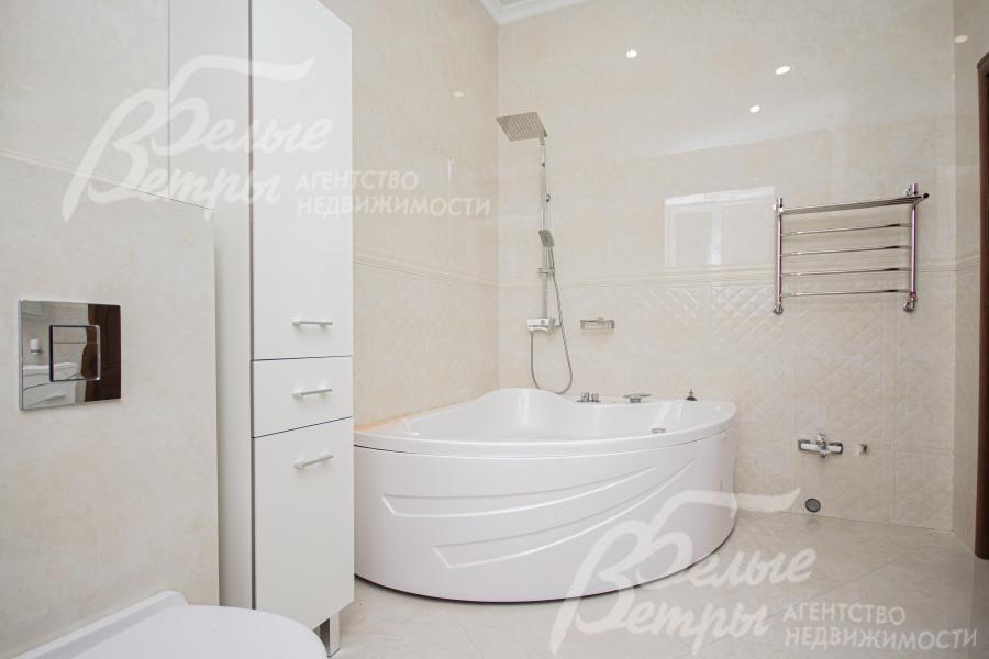 Угловая ванна в санузле 1-го этажа