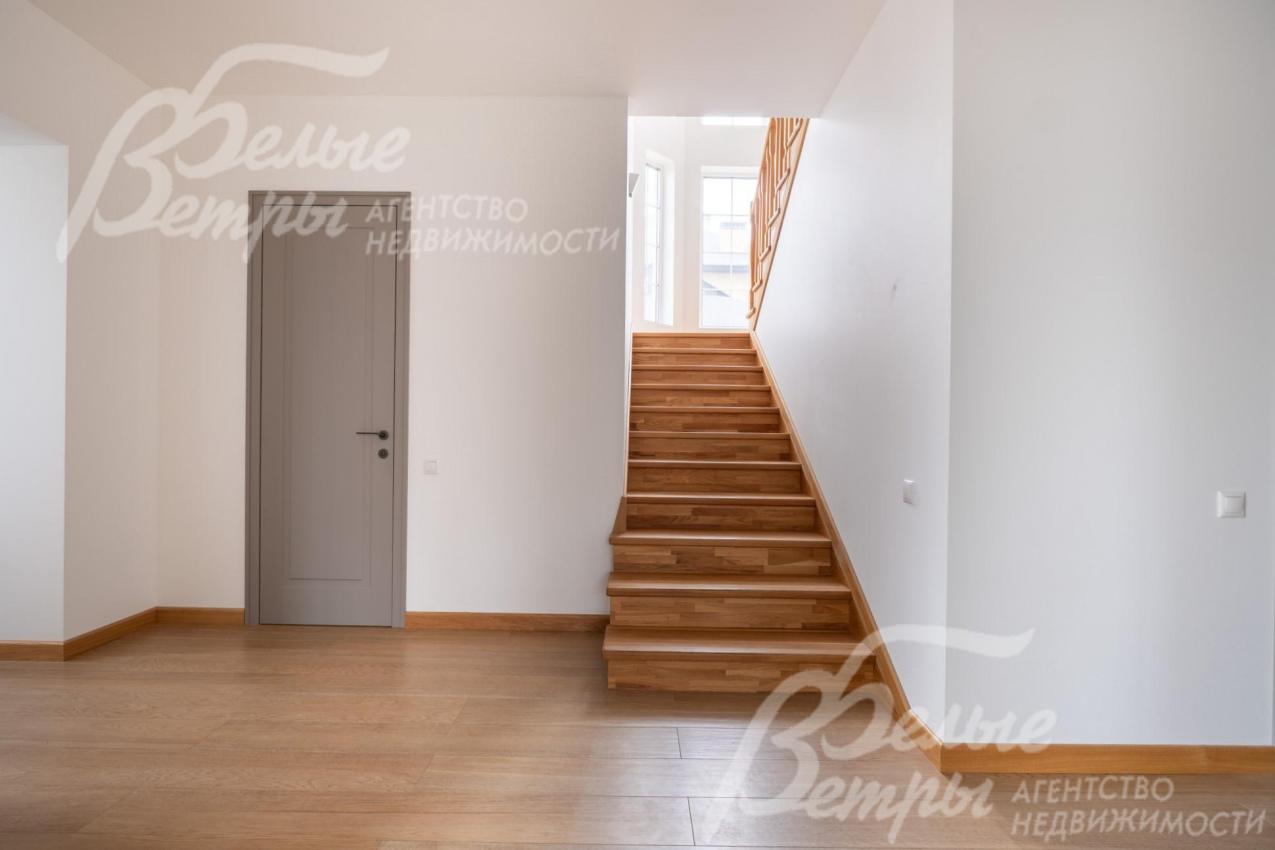 Лестница монолитная с деревянными ступенями.