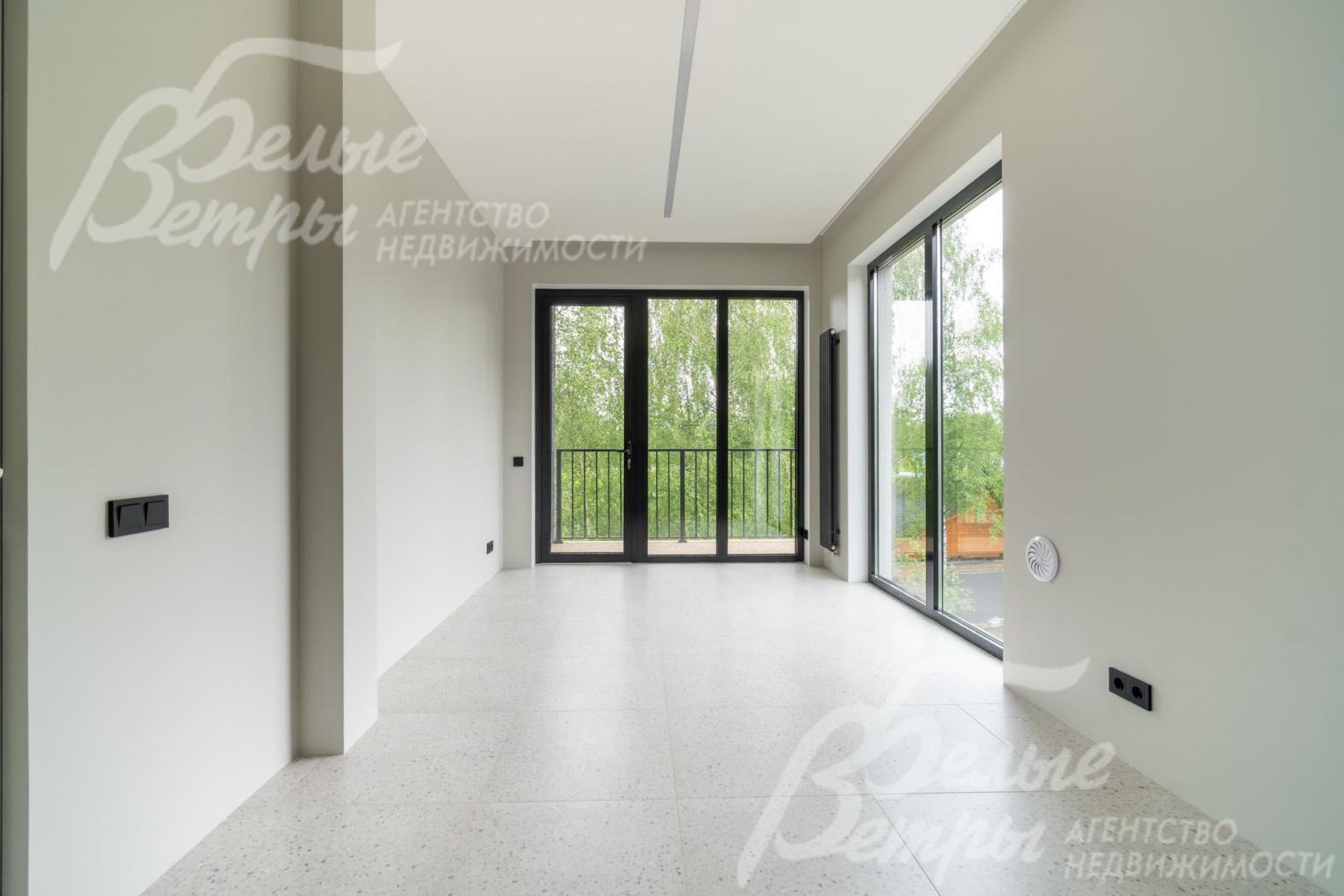 Стены покрашены, потолки из гипсокартона (по технологии кнауф), на полу - керамогранит