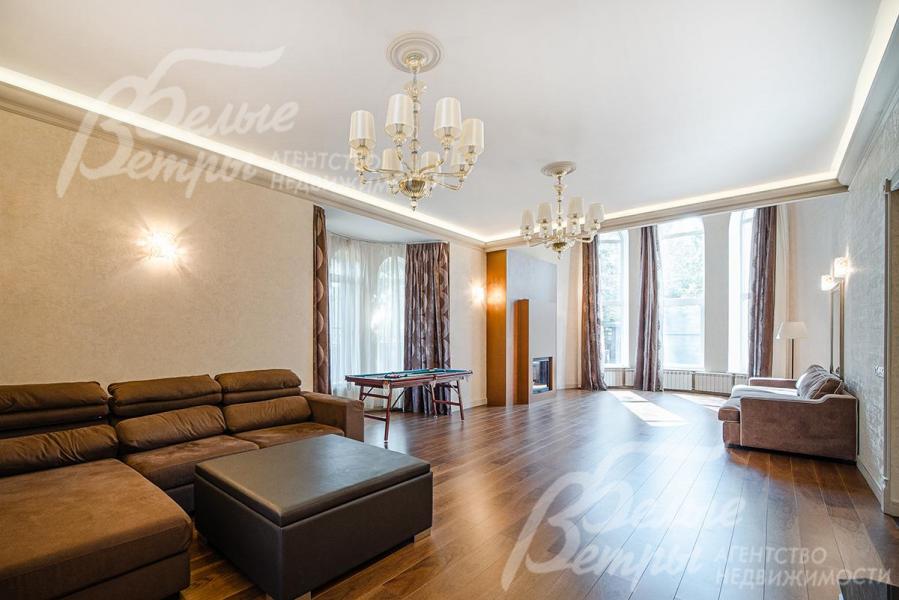 В гостиной диваны, ТВ, бильярдный стол