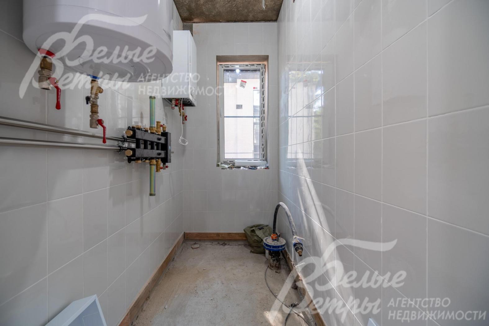 В доме установлен фильтр грубой очистки воды, есть разводка под сигнализацию