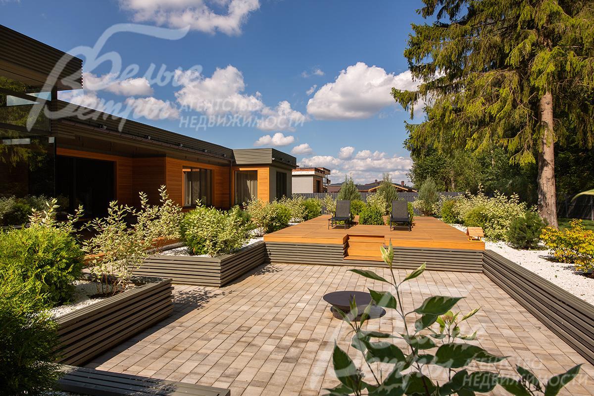 Открытая площадка террасы на приподнятом основании окружена зеленью - идеальное место для отдыха и созерцания