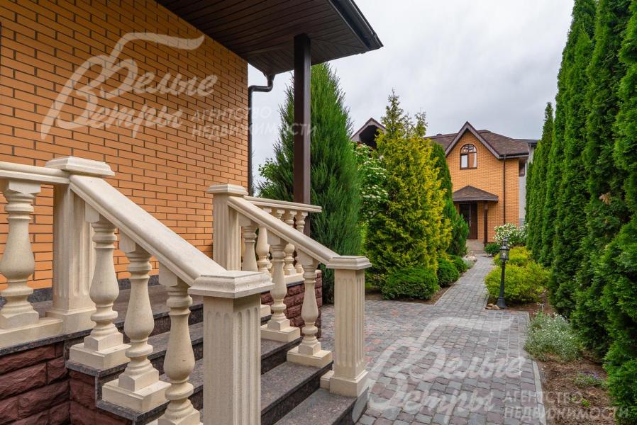 На участке расположены два полноценных жилых дома