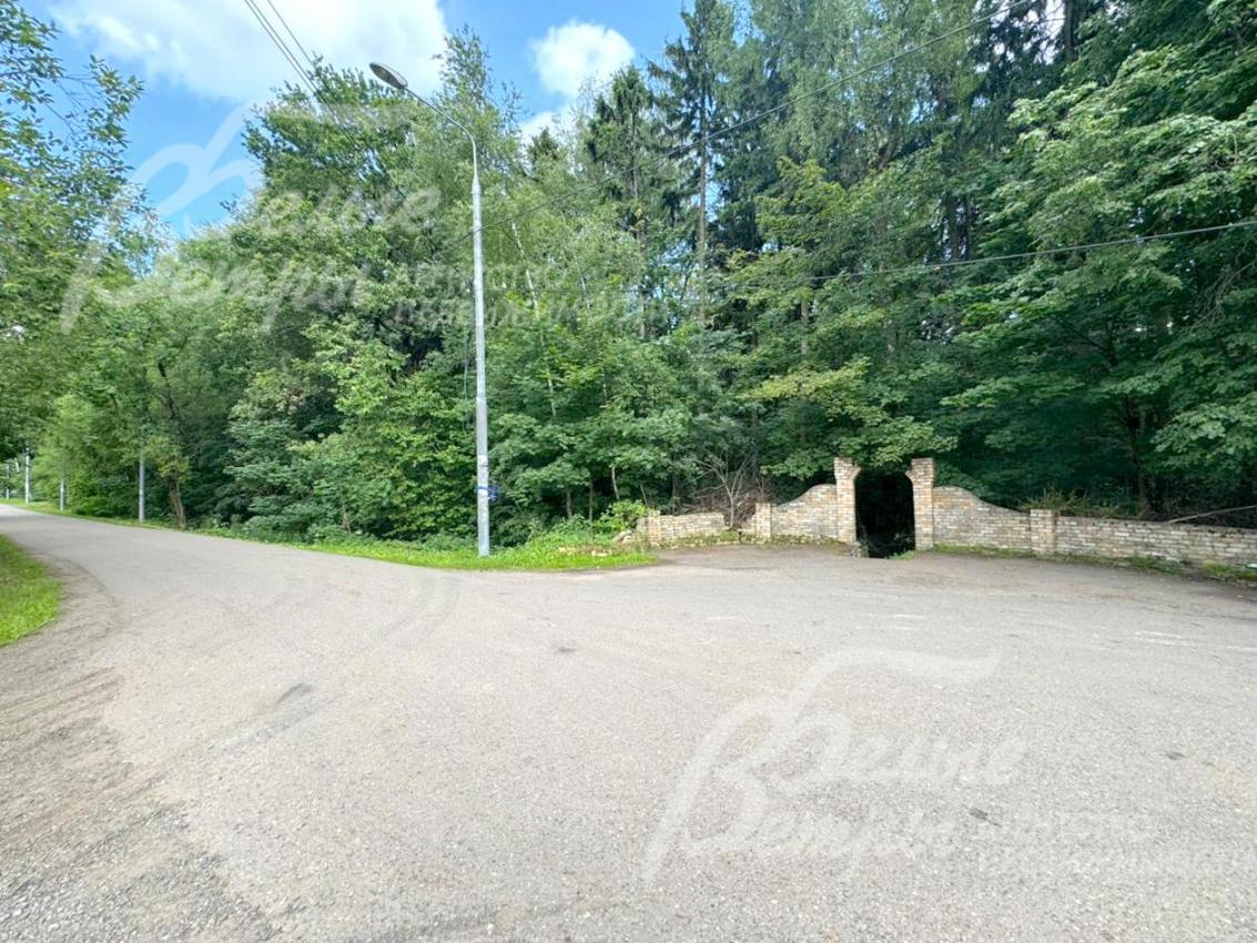 Из поселка выход в лес, в посёлке - широкие асфальтированные дороги до участков