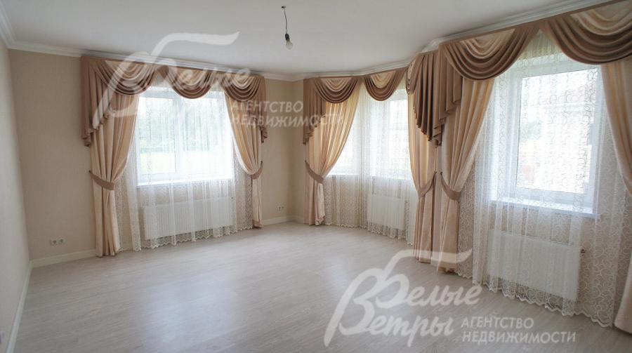 Просторная и светлая спальня