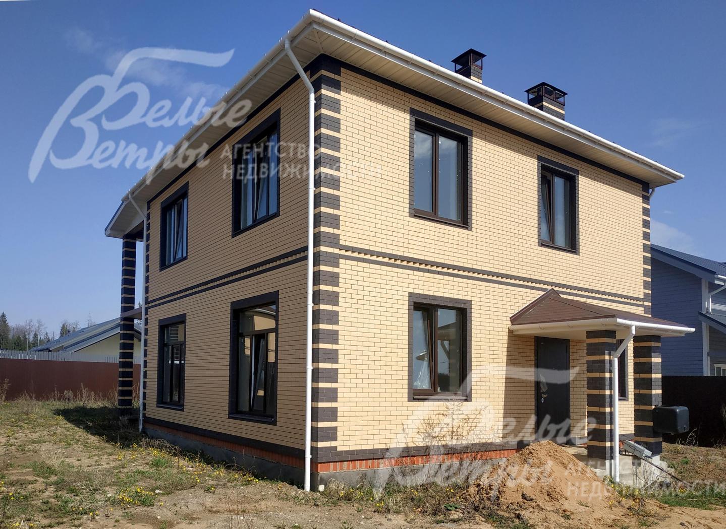 Главный вход в дом - через крытое крыльцо