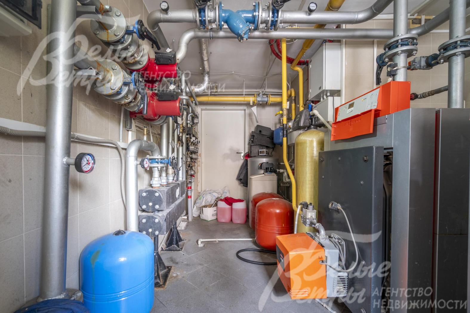 Также в котельной - бойлер Wiessmann на 265 л