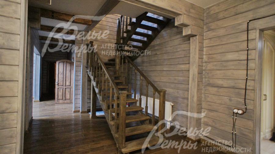 Дубовый лестничный марш