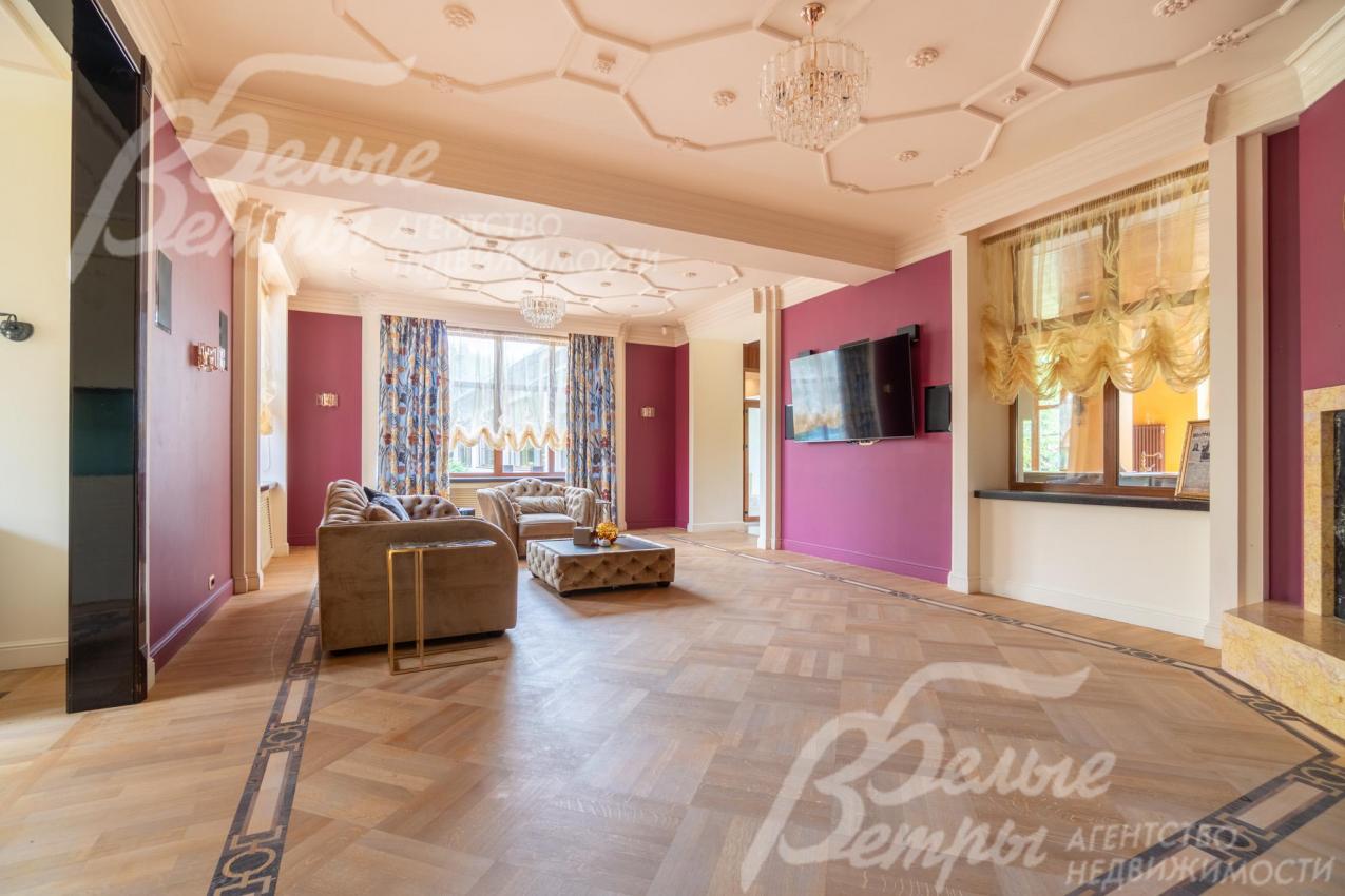 В гостиной – домашний кинотеатр с сабвуфером и усилителем (колонки - в стенах), управление системой мультизвука осуществляется с пульта