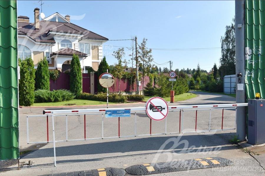 КПП на въезде в поселок Шишкин лес