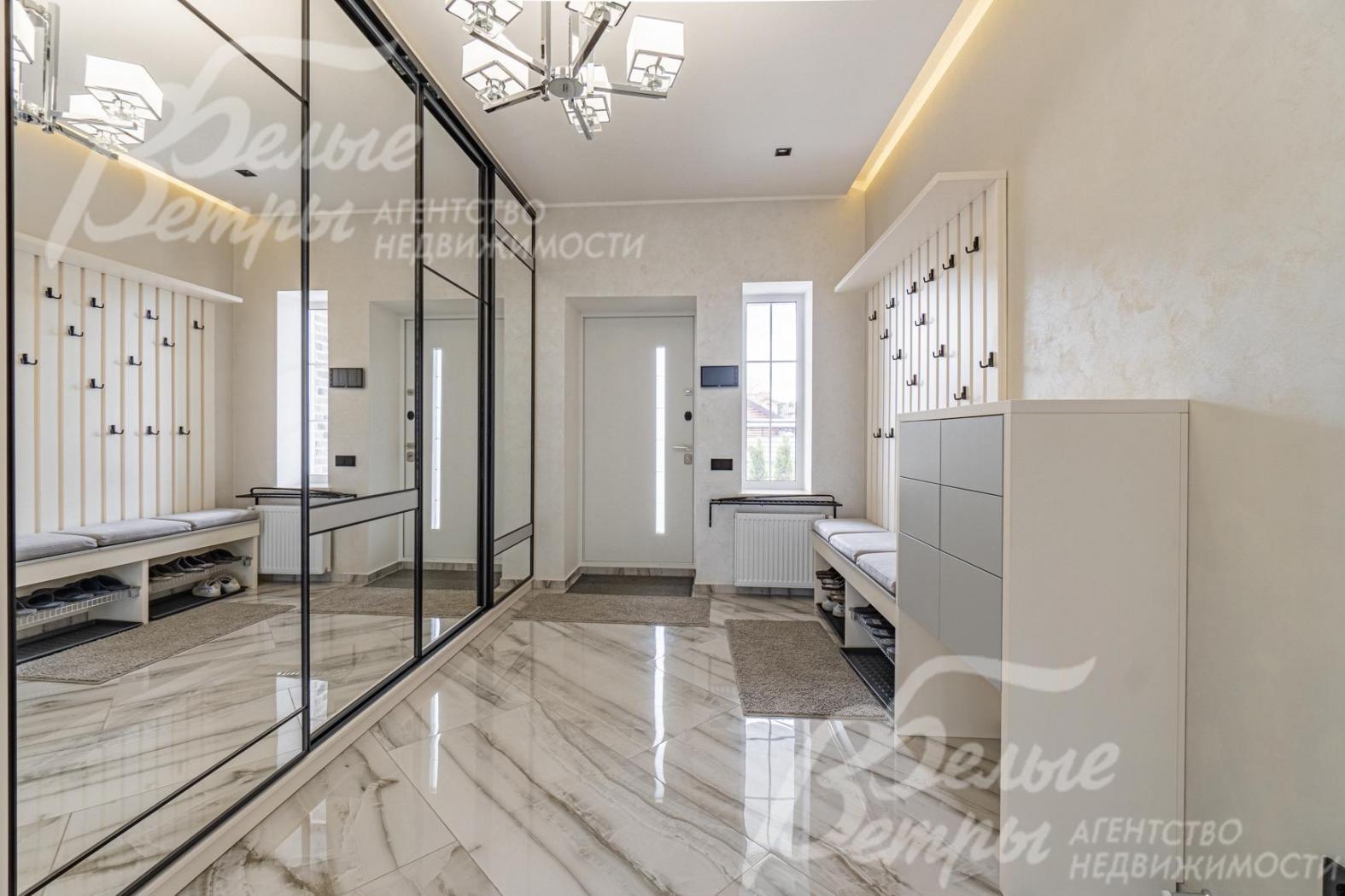 Прихожая с большим встроенным шкафом