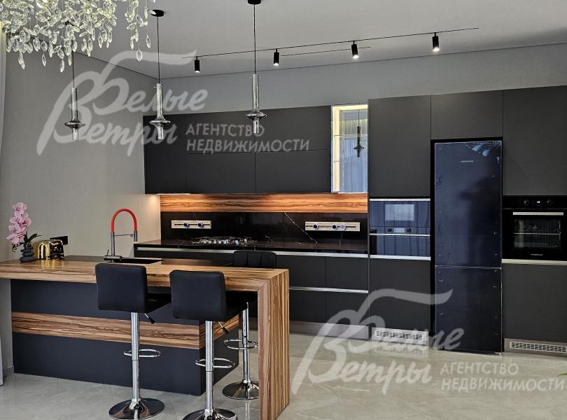 Кухня оснащена встроенной бытовой техникой (индукционная плита, духовой шкаф, газовая плита, микроволновая печь Kuppersberg, холодильник Liebherr)