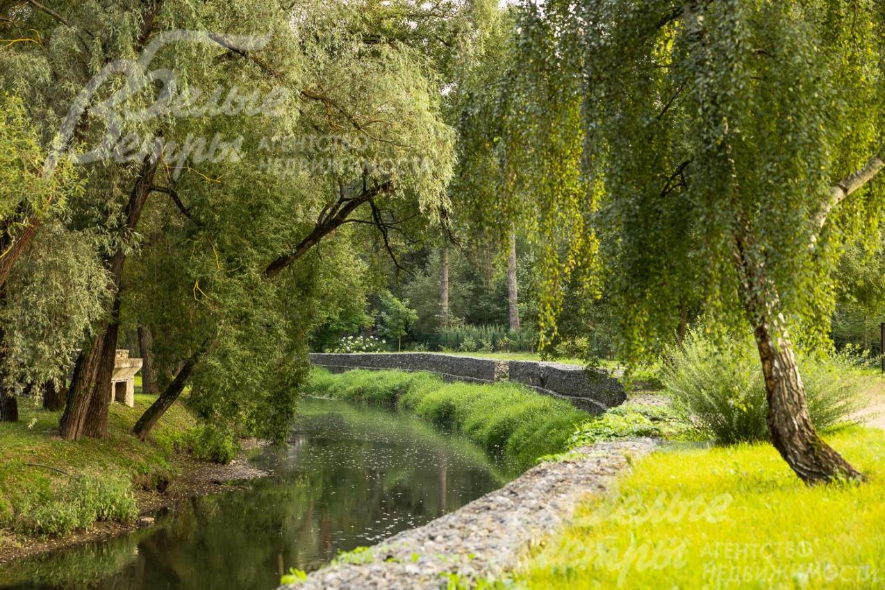 Набережная реки Десны с прогулочными зонами в поселке Усадьба Бергов