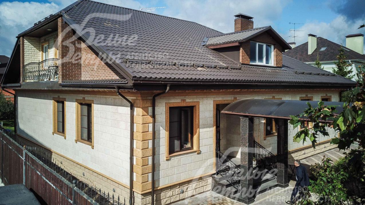 Цоколь и крыльцо отделаны гранитом